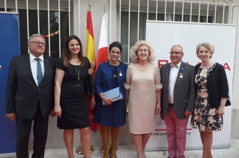 LAS CRUCES DE OFICIAL DE LA ORDEN AL MÉRITO DE LA REPÚBLICA DE POLONIA para los Vicepresidentes del Consejo de la Cámara